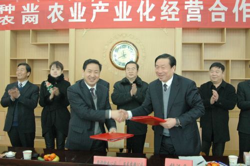 千赢国际种业与巨龙农网公司签订农业产业化经营合作协议