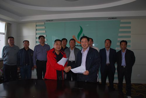 千赢国际种业与黑龙江东方红农业科技开发公司举行玉米新品种转让签约仪式