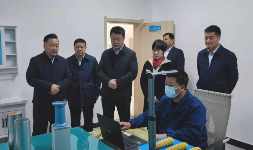 酒泉市政府党组成员、副市长哈里别克来千赢国际种业调研指导工作